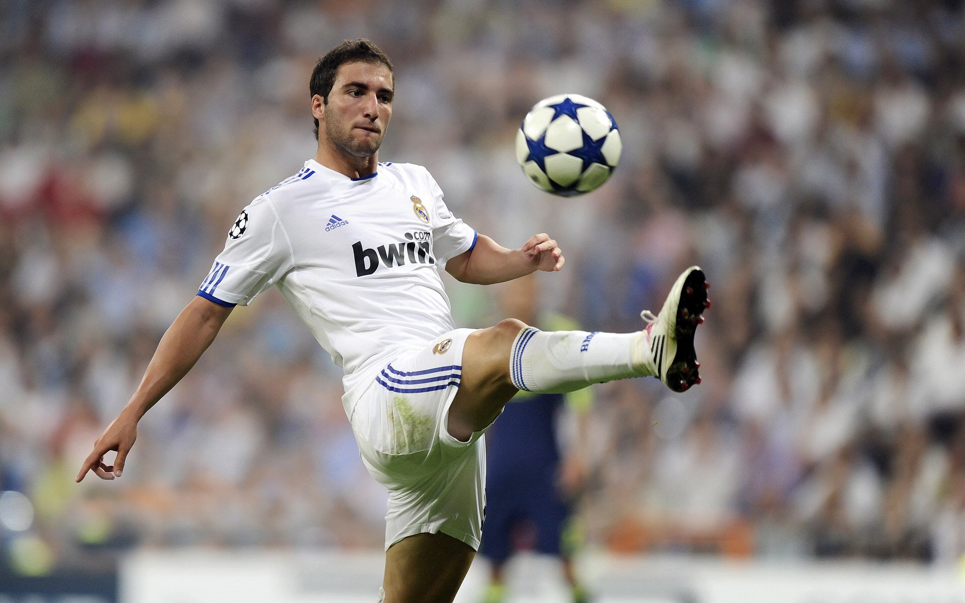 爱游戏官方-皇马星光闪耀胜莱比锡，赛后温情一幕暖人心